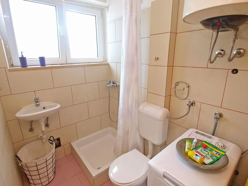Apartments Elda 1470 Fazana 0*,